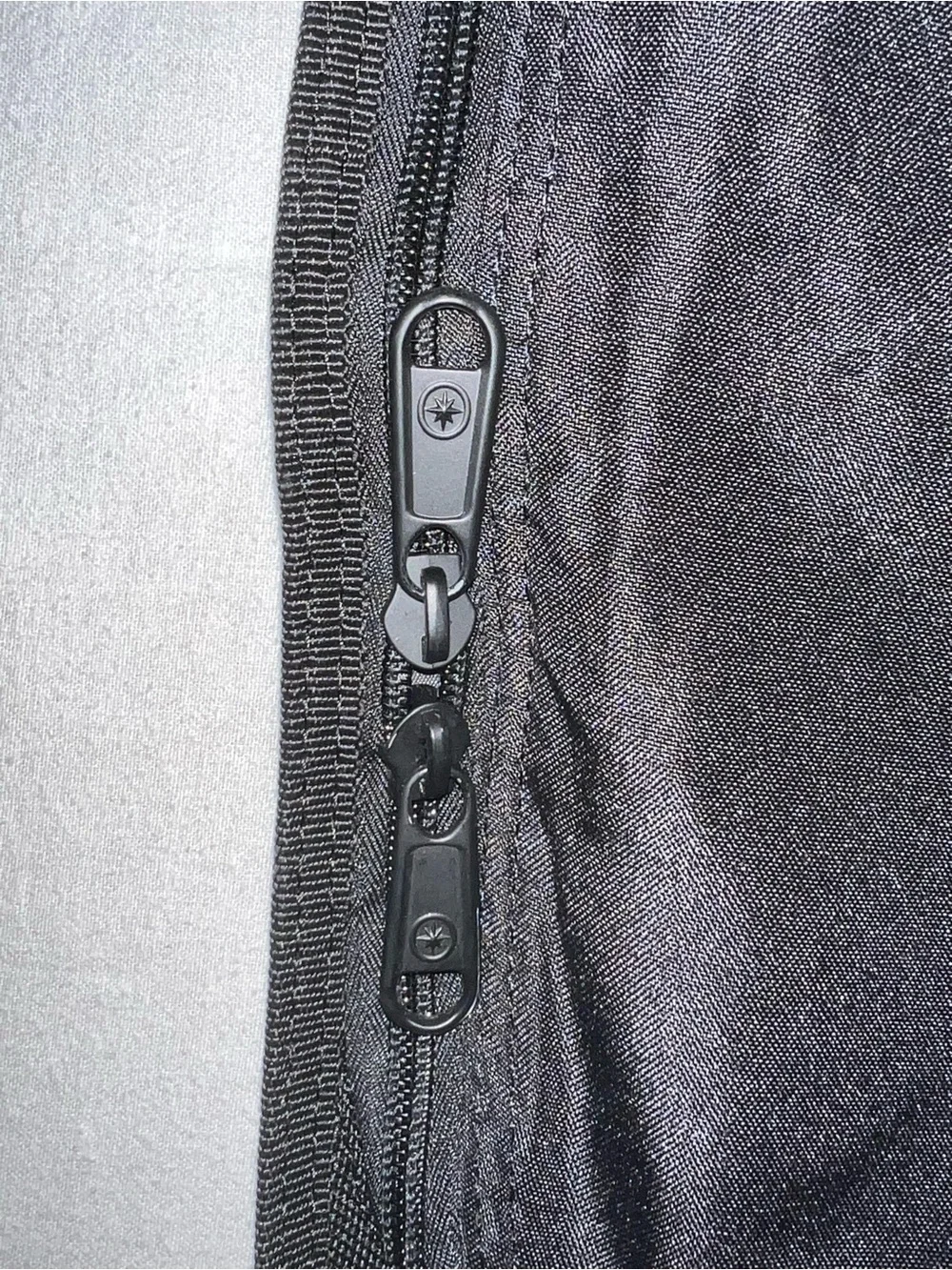 Duluth Trading Co Black Padded-Strap Garment/Carry Bag